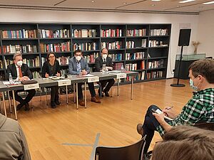 Rednerinnen auf Pressekonferenz zu einem Jahr Ratsbündnis Grüne/CDU/Volt im Lew Kopelew Forum in Köln