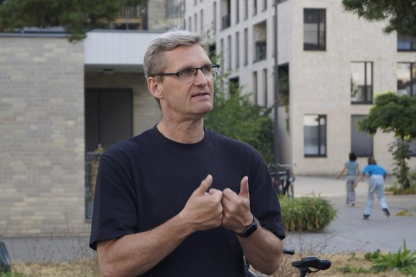 Frank Jablonski spricht auf dem Platz der Kinderrechte